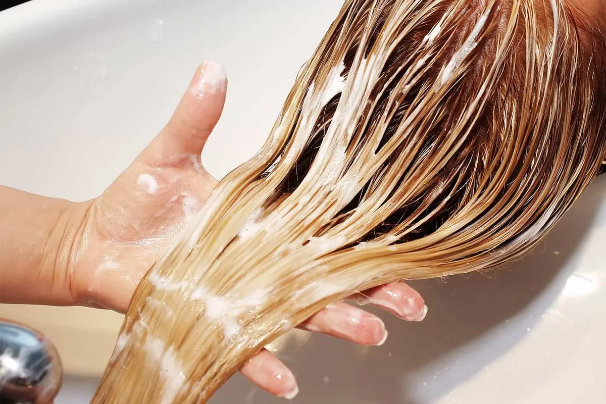 Travail de coloration dans un salon | Buiiild.com